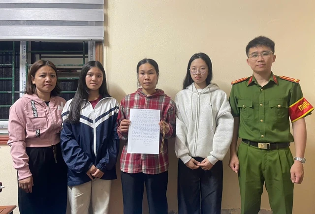 Chị Biên nhận lại tài sản sau khi bị đánh rơi.