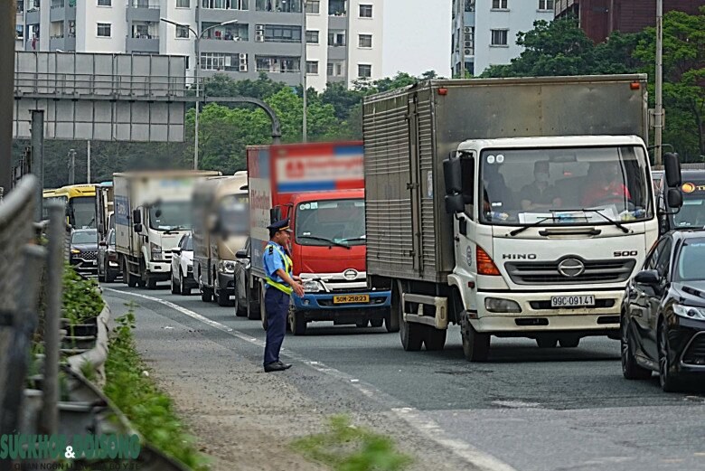 Lực lượng chức năng tổ chức phân luồng ngay trên cao tốc, điều tiết phương tiện từ xa nhằm giảm áp lực dồn ứ tại các nút giao và lối ra vào nội đô.