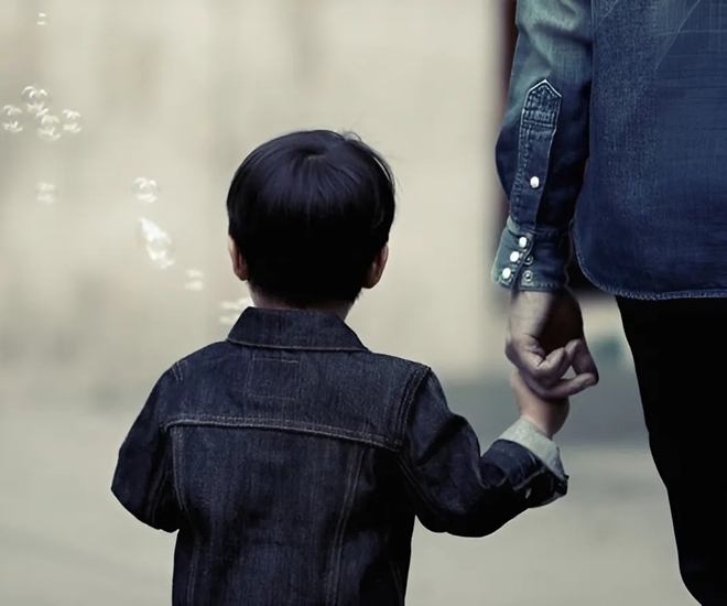 Con đã theo mẹ từ nhỏ, chẳng biết gì về cha (Ảnh minh họa)