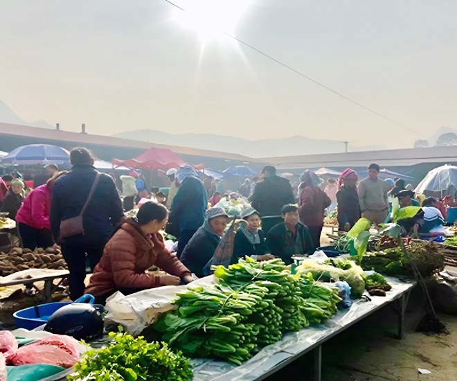 Chợ phiên vùng cao giữa “lừng trời”, thứ gì cũng có, toàn đặc sản núi rừng
