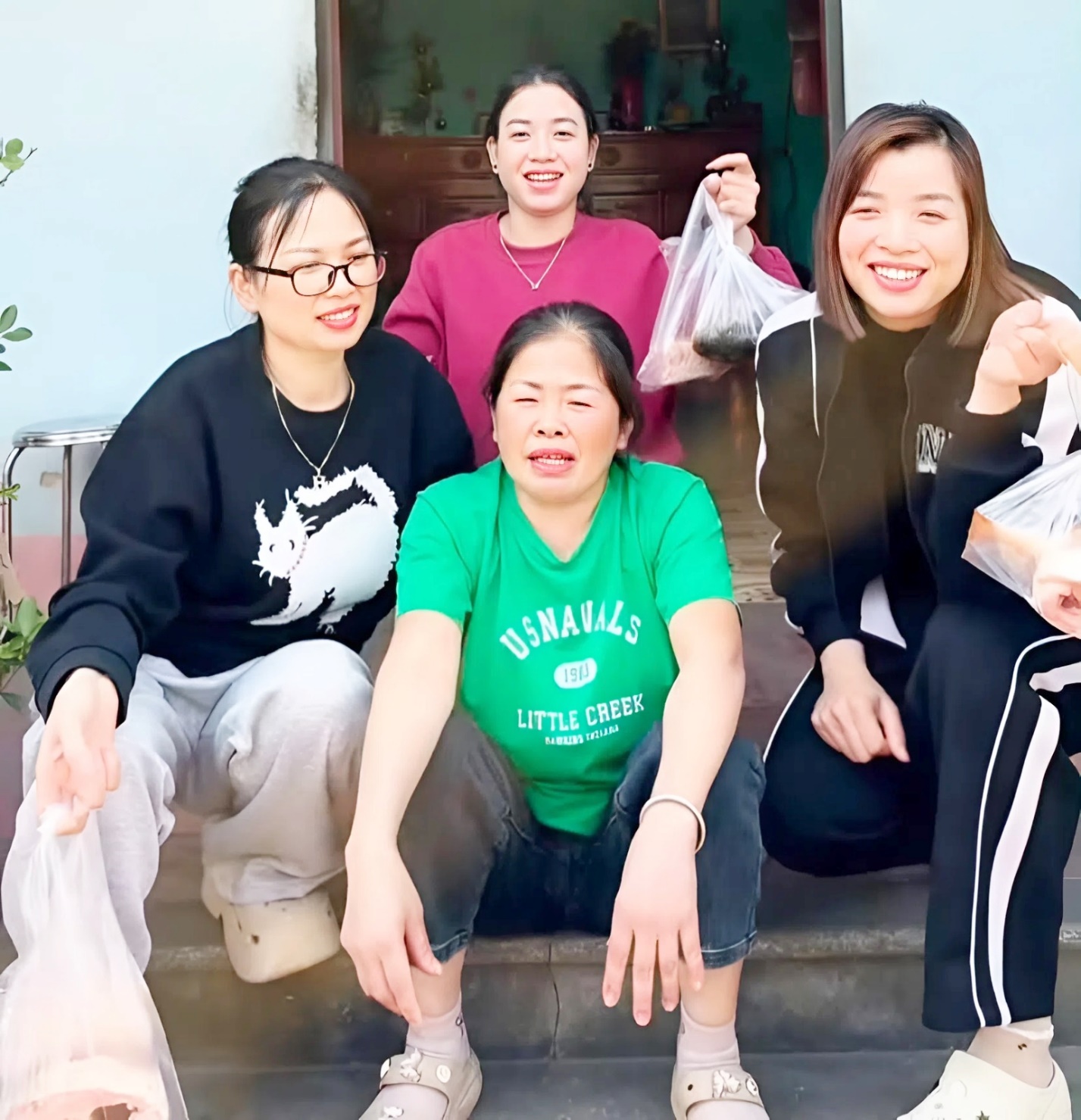 Các chị em trong nhà thường xuyên về thăm mẹ, luôn được mẹ chuẩn bị đồ ăn thức uống đầy đủ