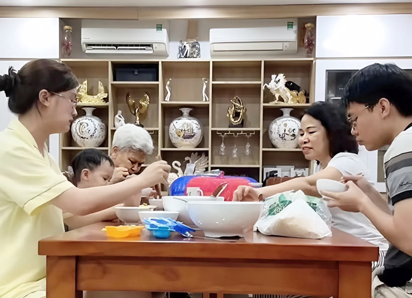 Khoảnh khắc giản dị mỗi buỗi tối lại chính là khoảng thời gian gắn kết của gia đình