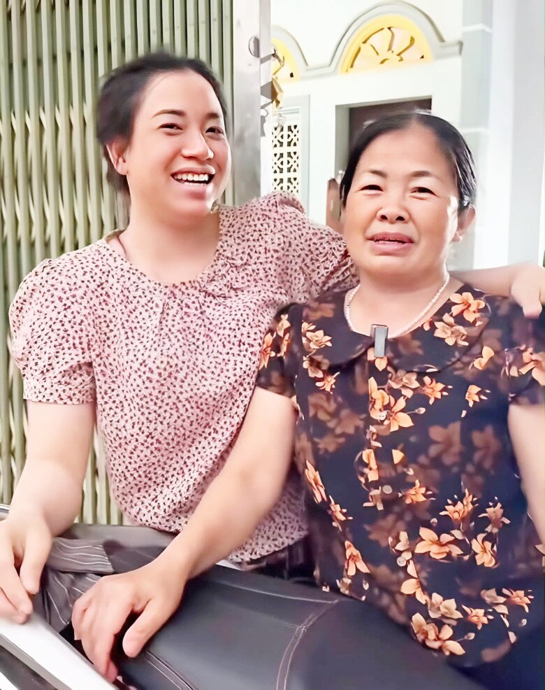 Khoảng khắc đời thường đáng yêu của hai mẹ con 