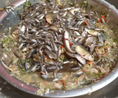 Món cá nhảy của người dân Tây Bắc hấp dẫn du khách gần xa