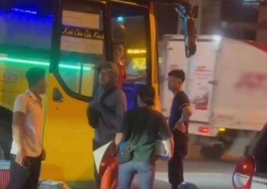 Người đàn ông đội mũ rút dao đe doạ cặp vợ chồng. Ảnh cắt từ clip