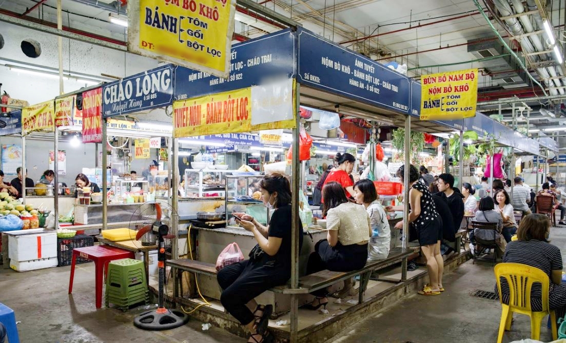 Đây nổi tiếng là khu phố ẩm thực bình dân nhất nhì Hà Nội