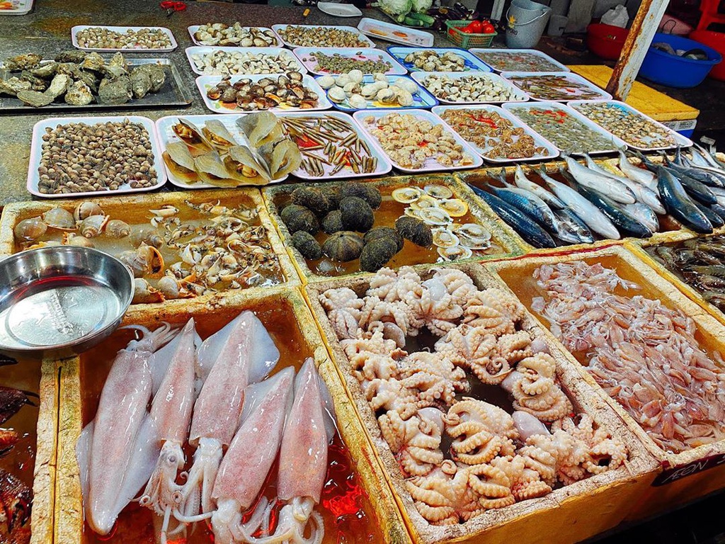 Tại khu chợ này, loại hải sản tươi sống nào cũng có để phục vụ người dân địa phương với giá cả phải chăng