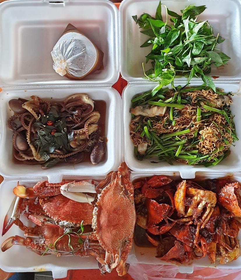 Đừng quên thưởng thức những phần ăn chế biến sẵn khi tới đây