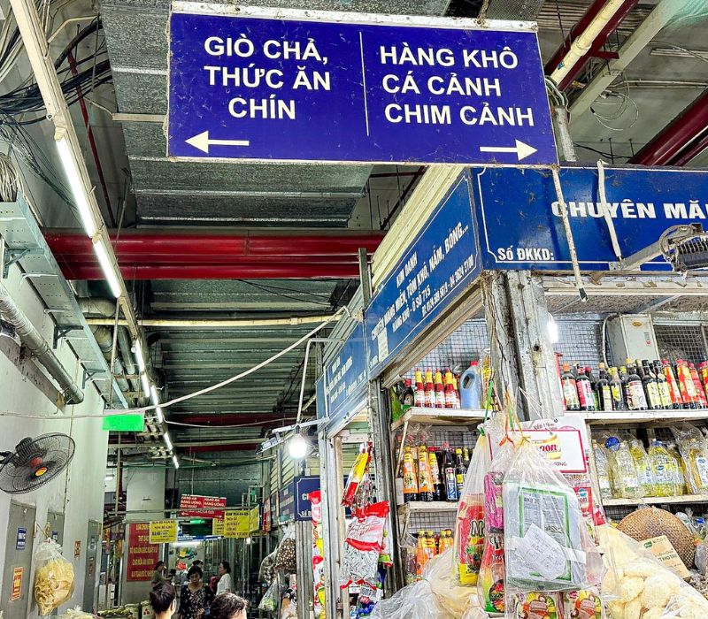 Ở Chợ Mơ, thứ gì cũng có bán