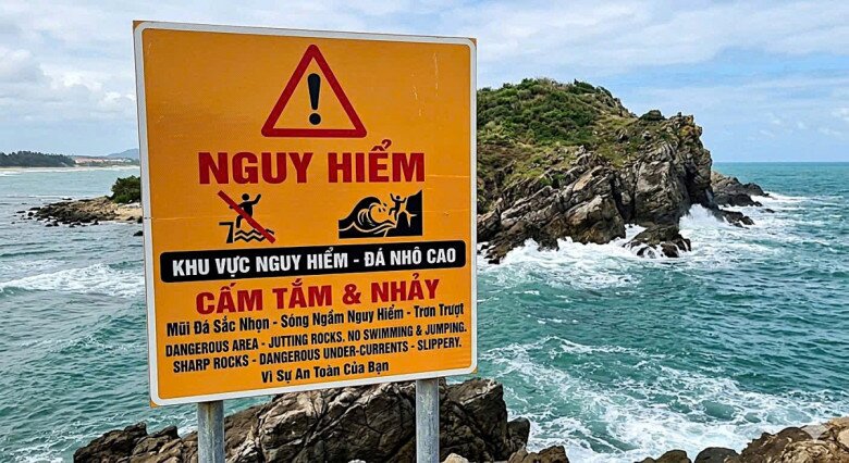 Một số khu vực tại biển Cửa Lò được cắm biển cảnh báo nguy hiểm.