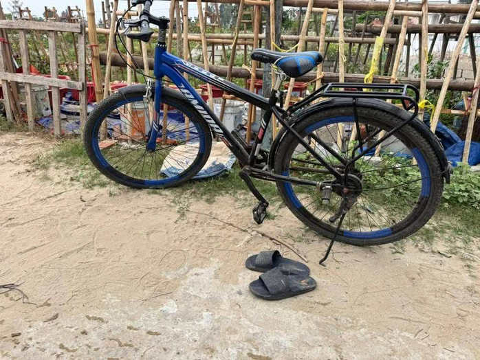 Xe đạp của các cháu bỏ lại trên bờ biển