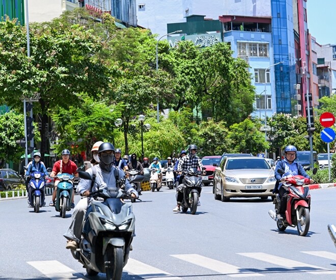 Đường phố Hà Nội luôn trong tình trạng nắng nóng gay gắt những ngày gần đây, khiến ai cũng mệt mỏi khi di chuyển