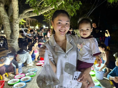 Chợ mực nháy đêm Cửa Lò: Bán không cân, khách vẫn nườm nượp