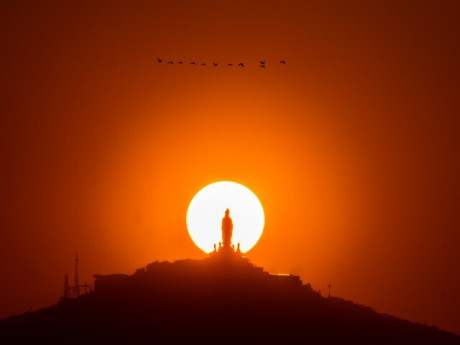 Khoảnh khắc hiếm có: Mặt trời "ôm trọn" tượng Phật Bà trên núi Bà Đen