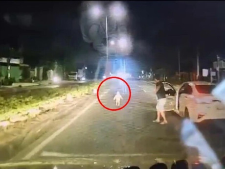 Khoảnh khắc hai tài xế giải cứu bé gái 3 tuổi chạy ra giữa quốc lộ ở TPHCM