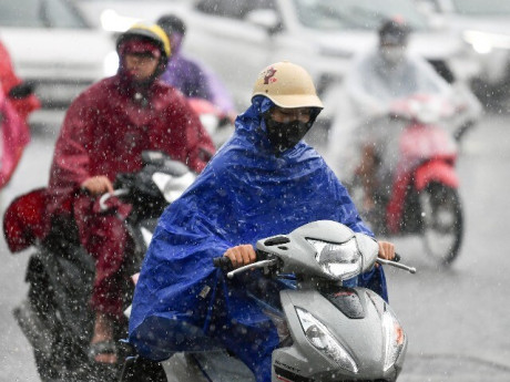 Ổ mây lớn đậm đặc lan rộng, Hà Nội trời tối sầm, có thể mưa giông mạnh