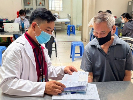 Bộ Y tế hướng dẫn tổ chức khám sức khỏe định kỳ theo nhóm tuổi, tránh quá tải