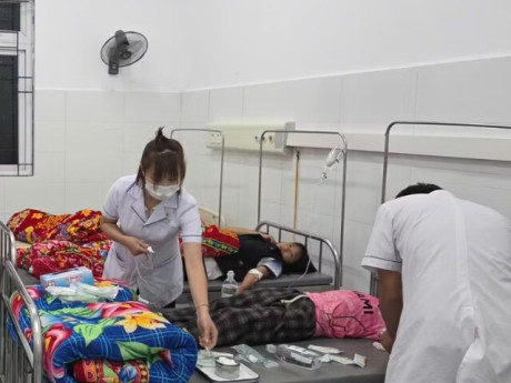 Lai Châu: Hơn 200 học sinh ngộ độc nghi do ăn quả lạ