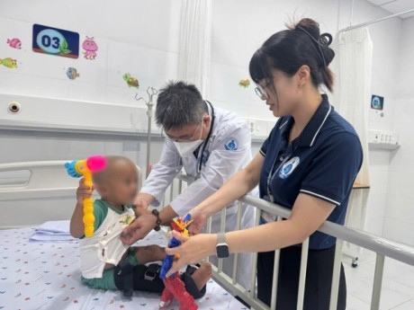 Bé trai 2 tuổi bị mẹ và người tình bạo hành được xuất viện