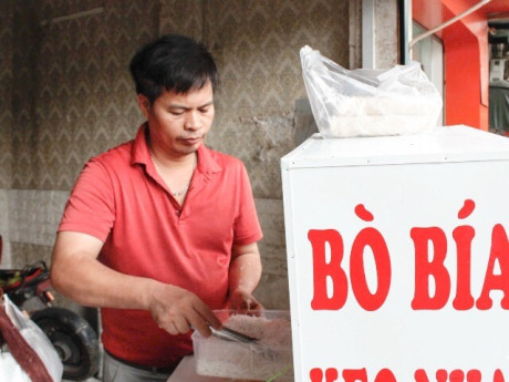 Người đàn ông bán bò bía có "thói quen lạ", khách chờ cả tiếng để mua