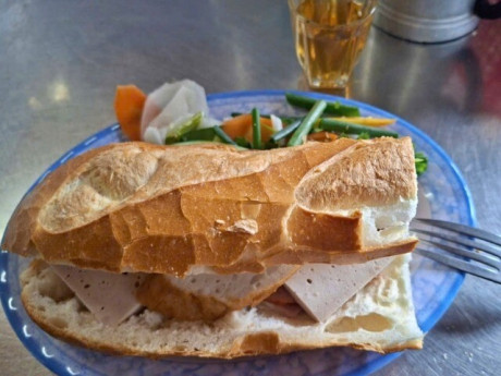 Quán bánh mì chảo gần 70 năm ở TPHCM, khách xếp hàng chờ mua mỗi sáng