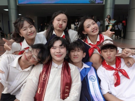 Màn nhận bằng "không giống ai" của cử nhân Luật khiến cả khán phòng bùng nổ