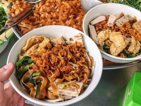 Ở Hà Nội có 5 quán ngon dành cho "tín đồ" món trộn, bún miến bánh đa đủ cả, khách phải xếp hàng chờ ăn