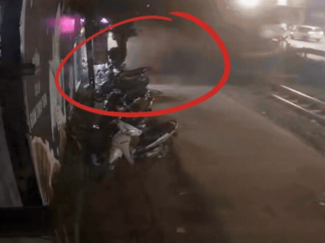 Video tàu hỏa va chạm ô tô tải tại Hà Nội, nhiều xe máy bị vùi lấp