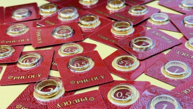 Nhiều doanh nghiệp niêm yết giá vàng nhẫn bằng vàng miếng ở mức 171,5 triệu đồng/lượng.