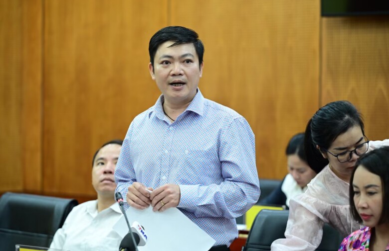 Lãnh đạo Cục Tiền lương và Bảo hiểm xã hội trao đổi với phóng viên.