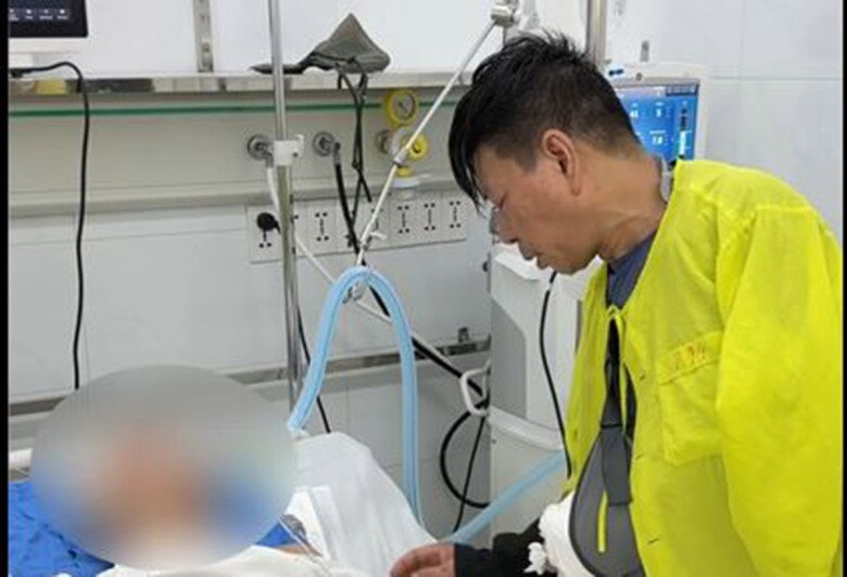Người cha bật khóc nói lời tiễn biệt con trai trước ca hiến tạng. (Nguồn: Bệnh viện Việt Đức)