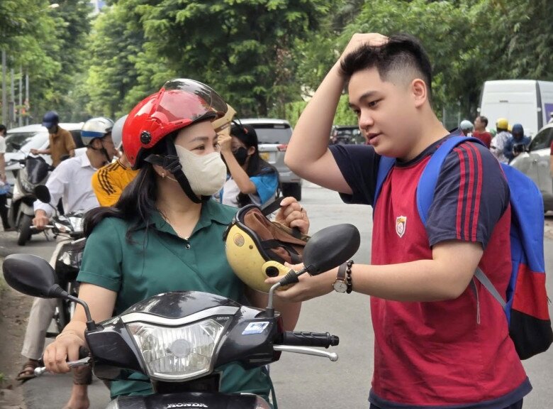 Phụ huynh nào cũng mong con em mình bước vào phong thi một cách thoải mái nhất
