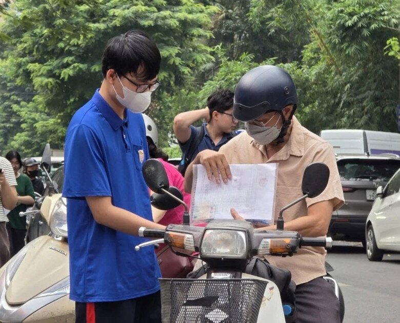 Phụ huynh cẩn thận kiếm tra giấy tờ cho con mình trước khi vào phòng thi