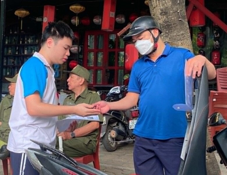 Các sĩ tử luôn có bố mẹ đồng hành trong kỳ thi quan trọng này 