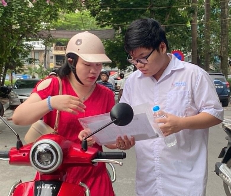 Phụ huynh dặn dò con thật kỹ trước khi bước vào phòng thi 