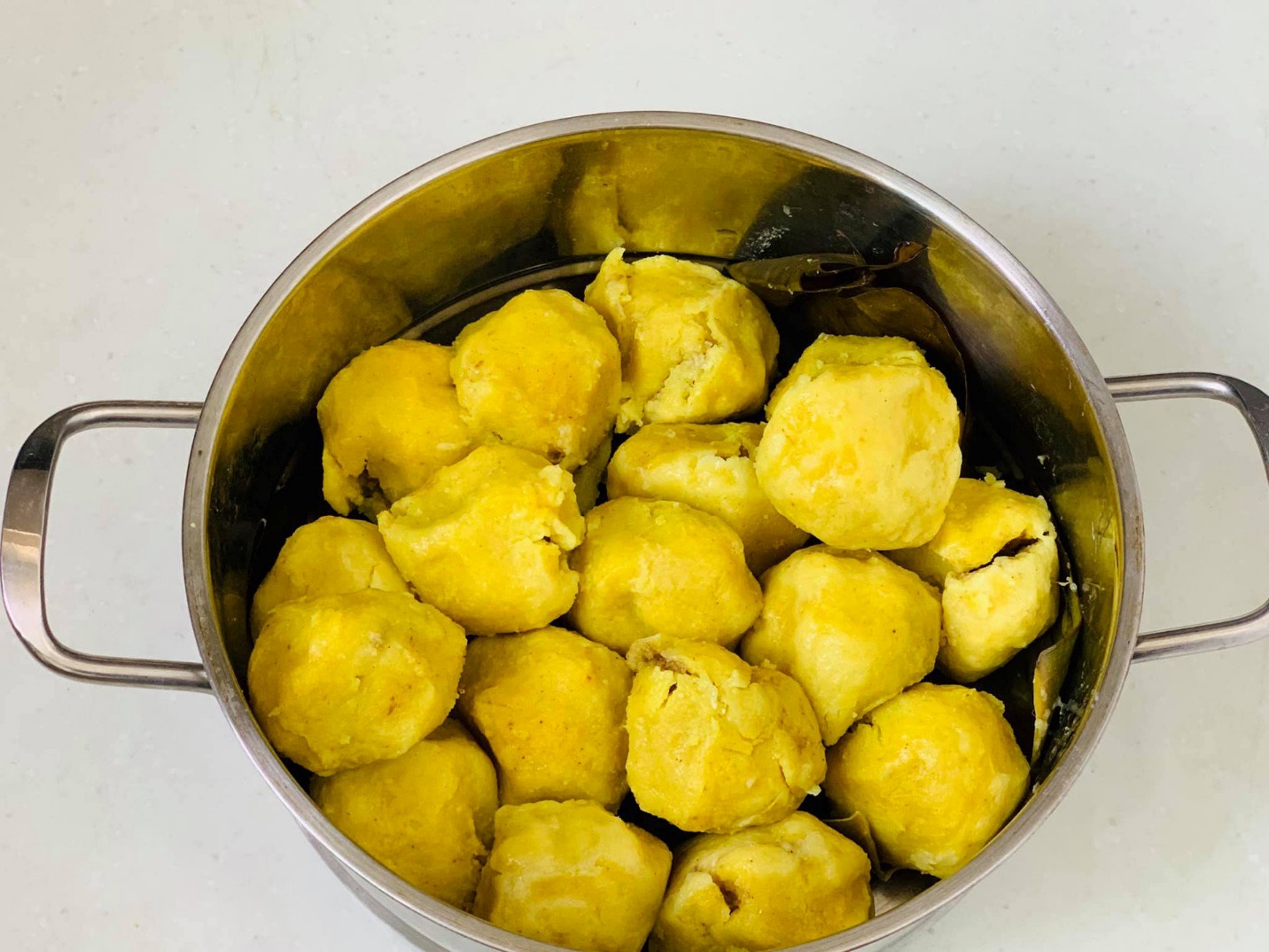 Làm bánh khá cầu kỳ và tỉ mỉ