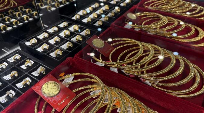 Giá vàng trong nước đồng loạt giảm mạnh.
