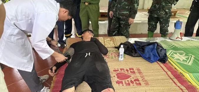 Tuấn Anh được cán bộ y tế kiểm tra sức khỏe. Ảnh: TPO.
