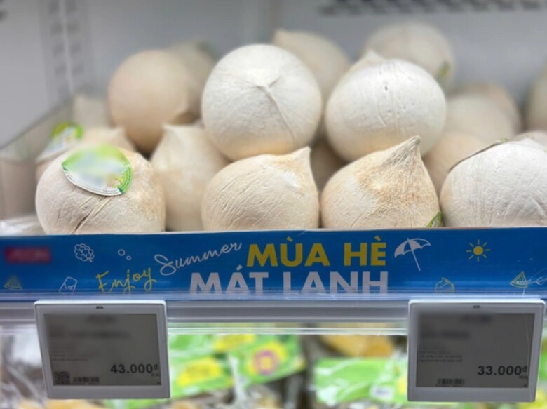 Vào mùa hè, dừa tươi là một trong những mặt hàng được nhiều người tiêu dùng ưa chuộng để giải khát.