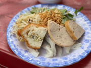 Lifestyle - Khách Hàn lần đầu thử một món ở vỉa hè TPHCM, khen đáng dậy sớm để ăn