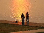 Lifestyle - Nắng nóng gay gắt, người dân tìm đến bờ sông Hương giải nhiệt, "săn" hoàng hôn