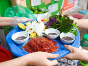 Lifestyle - Khách Tây thử món mát lạnh, giòn sần sật ở vỉa hè Hà Nội, khen ngon khó tin