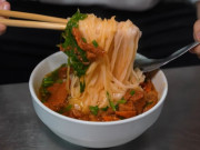 Lifestyle - Khách Mỹ thử 6 món phở trong 1 ngày ở Hà Nội, phát hiện điều bất ngờ