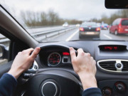 Tin tức - Chuyển làn quá sát xe khác, tài xế có thể bị phạt tới 6 triệu đồng