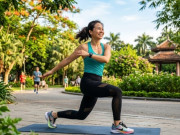 Sức khỏe - 6 bài tập thể dục buổi sáng giúp siết eo hiệu quả sau tuổi 55
