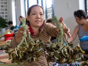 Lifestyle - Giữ hương vị truyền thống qua những mẻ bánh ú tro dịp Tết Đoan Ngọ