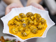 Lifestyle - Quán ốc ở Hà Nội 4 lần được Michelin khen: Hải sản 'đi máy bay', khách đông kín
