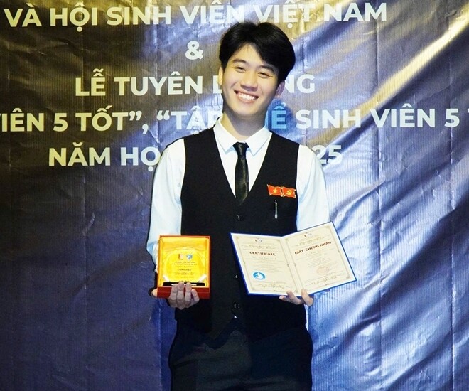 Lại Đắc Vịnh nhận danh hiệu Sinh viên 5 Tốt của Đại học Bách khoa Hà Nội