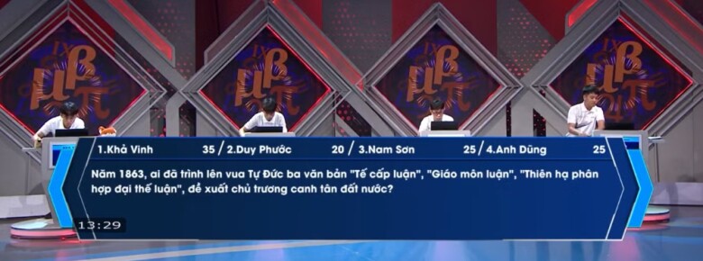 Bốn nam sinh trong phần thi Khởi động.