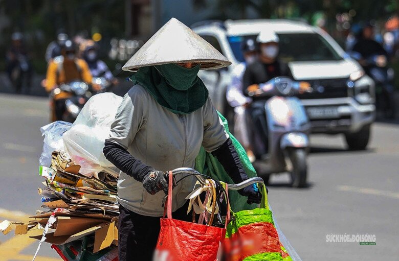 Người a classTextlinkBaiviet hrefhttps://eva.vn/phụ nữ/a thu gom phế liệu trùm kín mặt giữa nắng gắt.